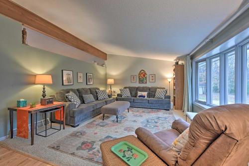 sala de estar con sofás y ventana grande en Four-Season Home on Scenic Bluff Country Acreage! en Black River Falls
