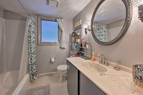 ein Bad mit einem Waschbecken und einem Spiegel in der Unterkunft Four-Season Home on Scenic Bluff Country Acreage! in Black River Falls