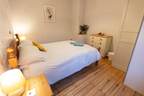 Dormitorio pequeño con cama y vestidor en Skipton at Six, en Skipton