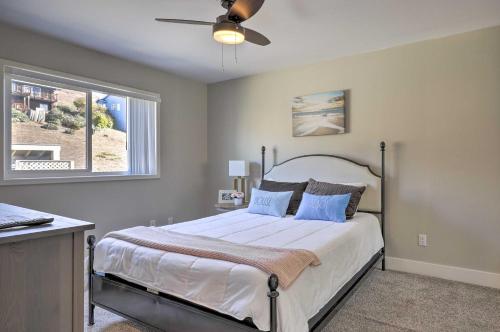 1 dormitorio con 1 cama y ventilador de techo en Remodeled Home with Spa and Deck Walk to Dillon Beach, en Dillon Beach