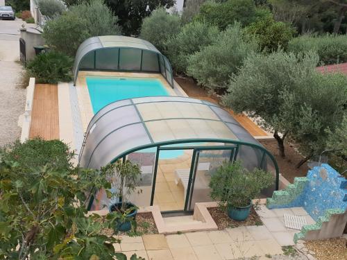 une image d'une maison en dôme avec une piscine dans l'établissement villadesmasquesT2, à Aubais