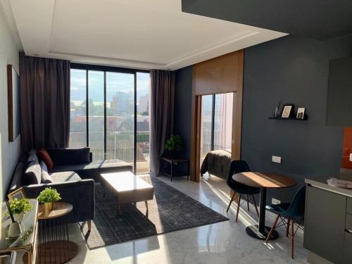 sala de estar con sofá y mesa en B-LIVING LUXURY APARTMENTS en Casablanca