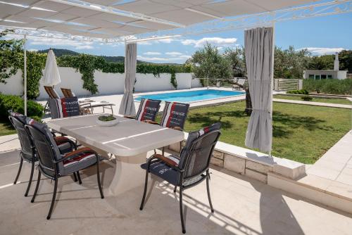 Πισίνα στο ή κοντά στο Villa Lilin San
