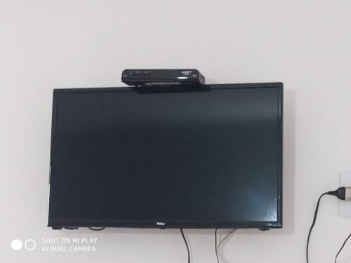 a flat screen tv sitting on top of a wall at Hotel Iguaçu in Botucatu