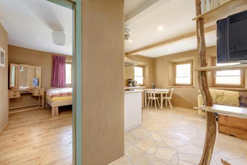 Zimmer mit Küche und Wohnzimmer in der Unterkunft Kleine Ferienwohnung auf dem Land, Haus Hans Stepha in Gößweinstein