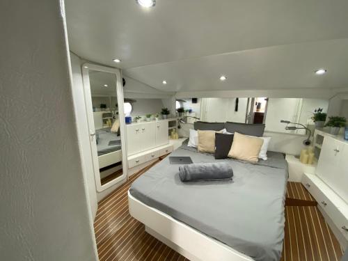 uma cama grande no meio de um barco em Barco muy romantico con parking! em Barcelona