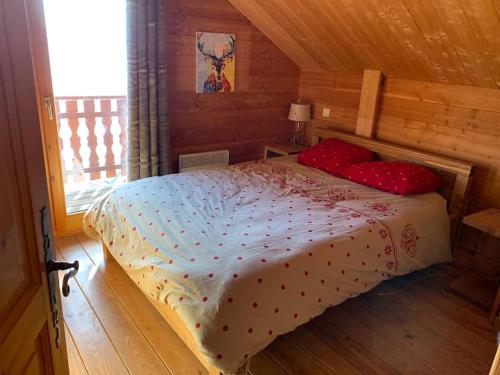 um quarto com uma cama num camarote em Chalet savoyard indépendant em La Toussuire