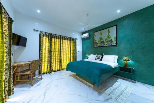 a bedroom with a bed with a green wall at ChezBabo Wellness Hotel in Ngaparou