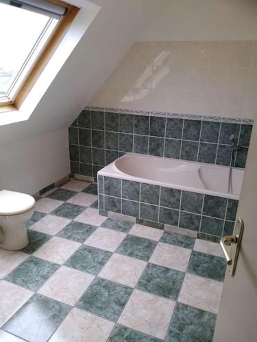 une salle de bain avec baignoire et toilettes dans l'établissement Maison de vacances proche des plages et du GR34, à Sibiril