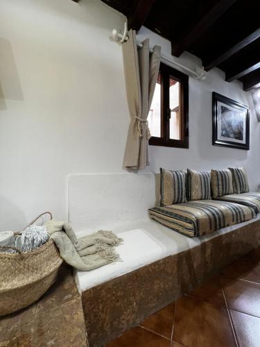 ein Sofa in einem Zimmer mit Fenster in der Unterkunft La Piccola Maison in Florenz