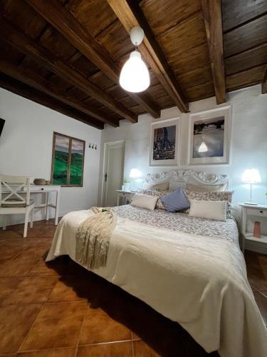 een slaapkamer met een groot bed en een houten plafond bij La Piccola Maison in Florence