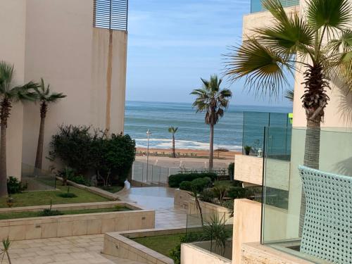 Blick auf den Strand von einem Gebäude in der Unterkunft Appartement de standing vue sur mer à Mohammedia in Mohammedia