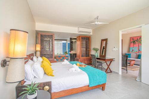 ein Schlafzimmer mit einem Bett und ein Wohnzimmer in der Unterkunft Villa Maorie 1 chambre avec piscine privée in Le François