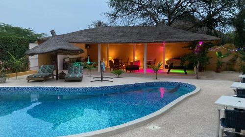 una casa con piscina frente a una casa en Villa Kounzo, en Ndangane