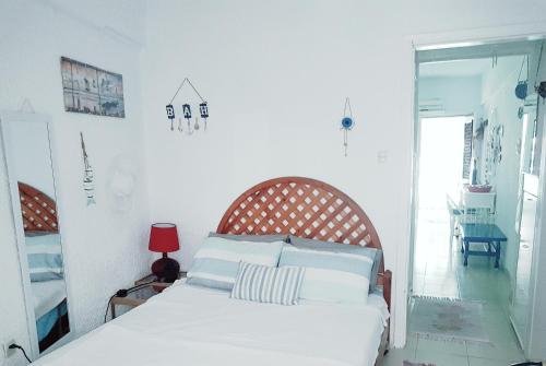 A bed or beds in a room at Hippocampus Beach House