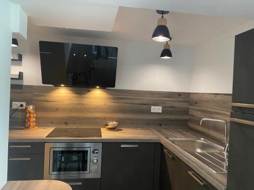 une cuisine avec un évier et un micro-ondes dans l'établissement ADRIANA 2 CARRY LE ROUET, à Carry-le-Rouet