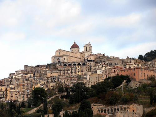 a town on the side of a hill at Il Castello in Petralia Sottana