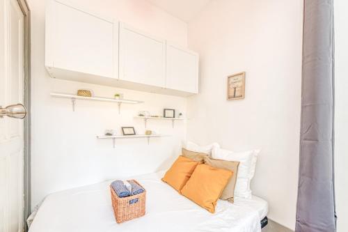 1 dormitorio blanco con 1 cama y armarios blancos en Le Positif ¶ Gare¶ Confort¶ Spacieux en Grenoble