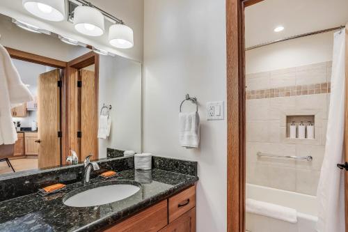 Ένα μπάνιο στο Laurelwood Condominiums 409