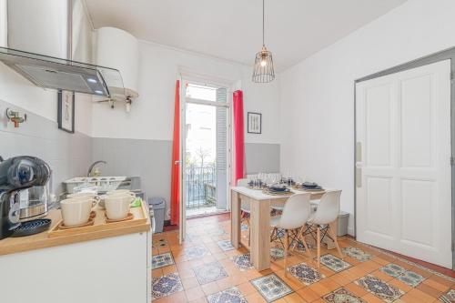 cocina con mesa y sillas en una habitación en Le Positif ¶ Gare¶ Confort¶ Spacieux, en Grenoble