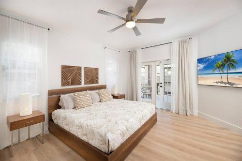1 dormitorio con 1 cama y ventilador de techo en Naples Villa with Salt water Pool en Naples