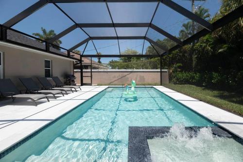 ネープルズにあるNaples Villa with Salt water Poolの水中に立つ人と一緒にプール