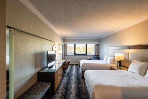 een hotelkamer met 2 bedden en een televisie bij Crowne Plaza Edison, an IHG Hotel in Edison