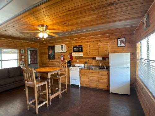 Kuchyň nebo kuchyňský kout v ubytování Walnut Canyon Cabins