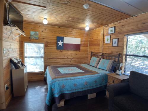 Postel nebo postele na pokoji v ubytování Walnut Canyon Cabins