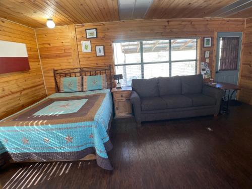 Postel nebo postele na pokoji v ubytování Walnut Canyon Cabins