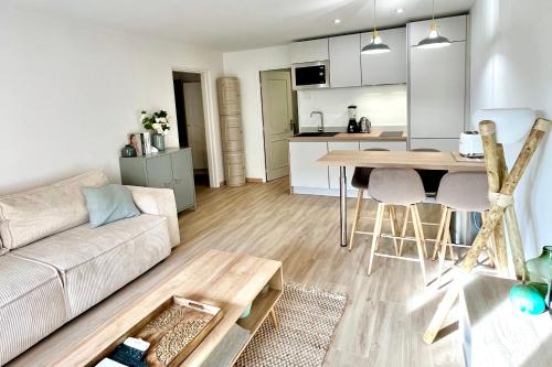 un salon avec un canapé et une table dans l'établissement Magnifique 2 Chambres Terrasse et Parking, à Saint-Tropez