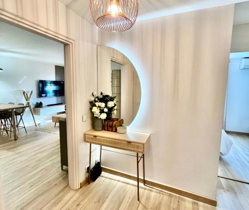 Cette chambre comprend une table avec des fleurs. dans l'établissement Magnifique 2 Chambres Terrasse et Parking, à Saint-Tropez