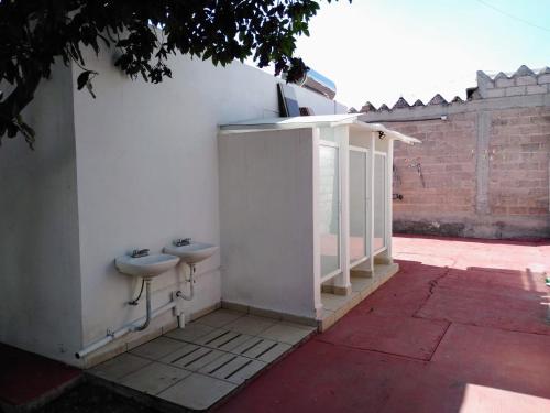 a bathroom with two sinks on the side of a building at Finca Mc'Clau Teotihuacan, Casa residencial entera in San Martín de las Pirámides