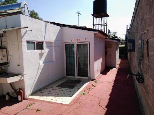 a building with a door on the side of it at Finca Mc'Clau Teotihuacan, Casa residencial entera in San Martín de las Pirámides