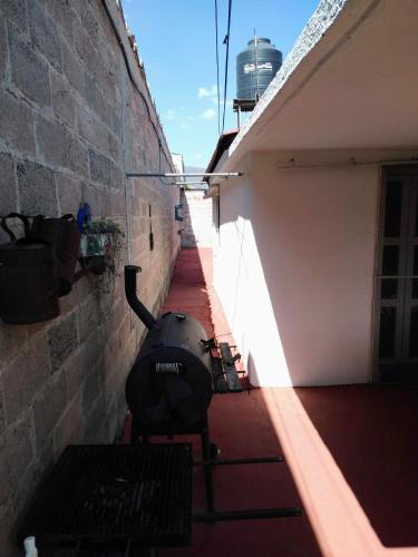 a grill sitting on the side of a building at Finca Mc'Clau Teotihuacan, Casa residencial entera in San Martín de las Pirámides