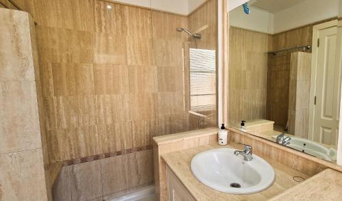 馬斯帕洛馬斯的住宿－Villa Santa Ana 23，一间带水槽和镜子的浴室