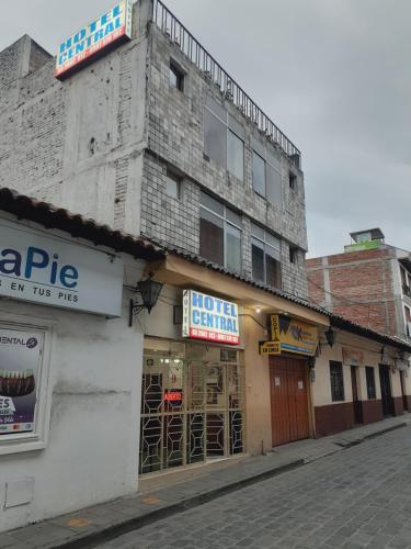 an old building on the side of a street at Hotel Central in Latacunga