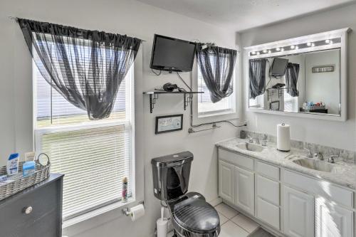 Baño con 2 lavabos y espejo en Muskegon Getaway with Fire Pit, Patio Less Than 1 Mi to Lake, en Muskegon