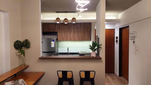 una cucina con due sedie e una cucina con bancone di Departamento Nuevo a estrenar!hasta 5 huéspedes a Buenos Aires