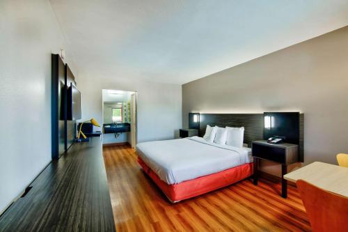 um quarto de hotel com uma cama e uma secretária em Motel 6-Gainesville, GA em Gainesville