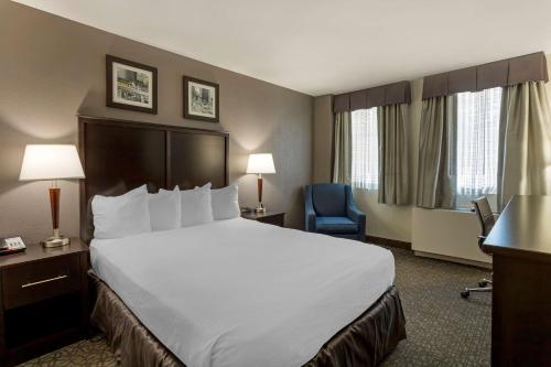 Pokój hotelowy z dużym łóżkiem i niebieskim krzesłem w obiekcie Best Western Gregory Hotel w mieście Brooklyn