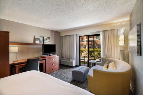 Ένα ή περισσότερα κρεβάτια σε δωμάτιο στο Sonesta Select Huntington Beach Fountain Valley