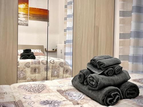 a pile of towels sitting on top of a bed at Comodo Bilocale in ottima posizione in Alessandria