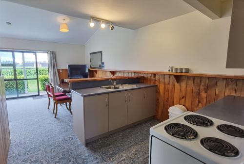 Dapur atau dapur kecil di Mystery Creek Motel