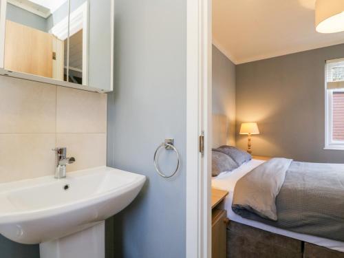 La salle de bains est pourvue d'un lavabo et d'un lit. dans l'établissement Wansfell Lodge, à Windermere