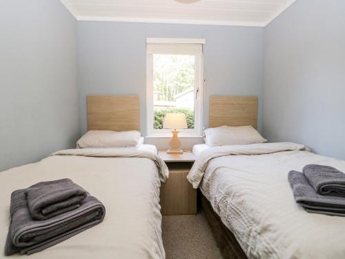 - 2 lits jumeaux dans une chambre avec fenêtre dans l'établissement Wansfell Lodge, à Windermere