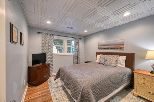 a bedroom with a bed and a television in it at Yellow Fellow in Moneta