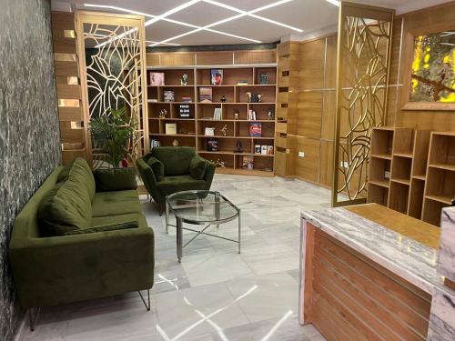 sala de estar con sofá, mesa y estanterías en Welcome house appart'hôtel en Tánger