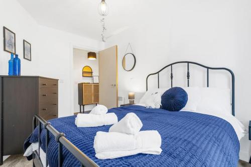 Un pat sau paturi într-o cameră la Magical - 2Bed Apartment- City Centre-Free Parking