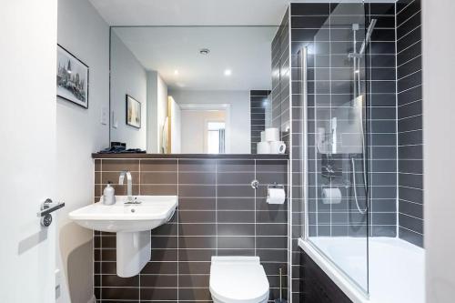 een badkamer met een wastafel, een toilet en een douche bij Magical - 2Bed Apartment- City Centre-Free Parking in Birmingham
